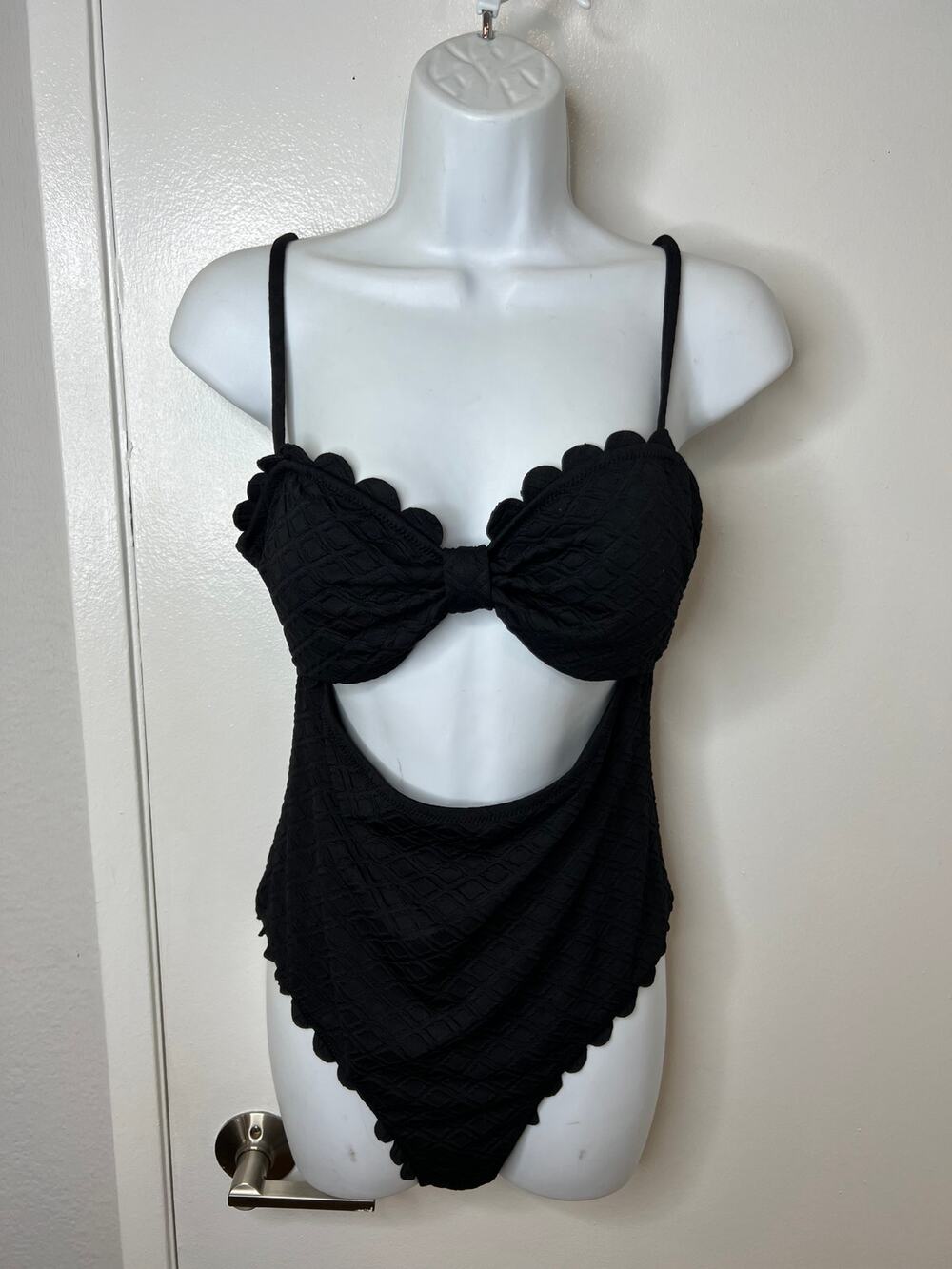 Cupshe Women's Daleyza Scalloped Cutout One-Piece Swimsuit Black NEW ~ Size L